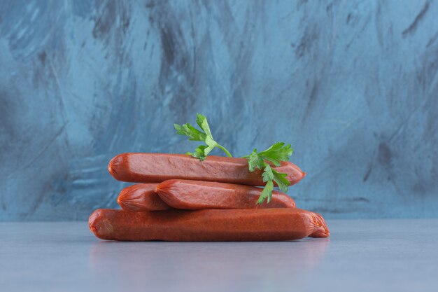 Tranches de salami de saucisse sur planche grise.