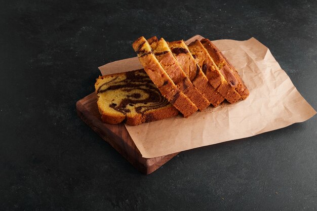 Tranches de tarte au cacao sur une planche de bois.