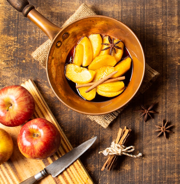 Photo gratuite tranches de tarte aux pommes bouillies à plat