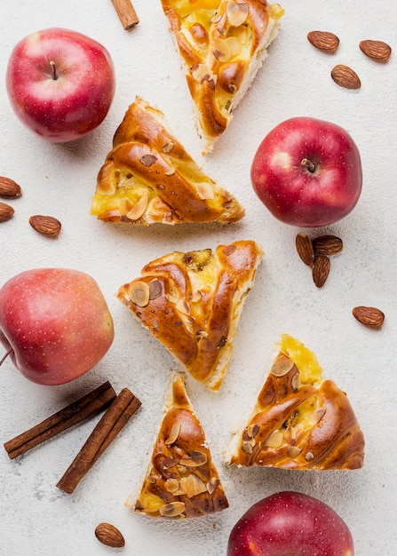 Tranches de tarte aux pommes fraîches et fruits nutritifs