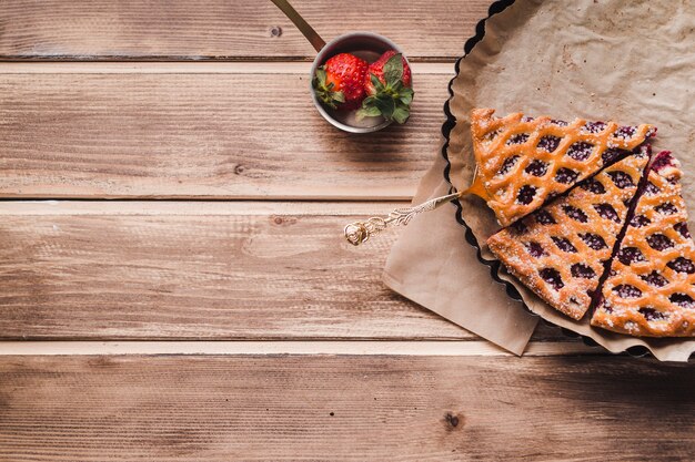 Tranches de tarte savoureuse avec de la confiture