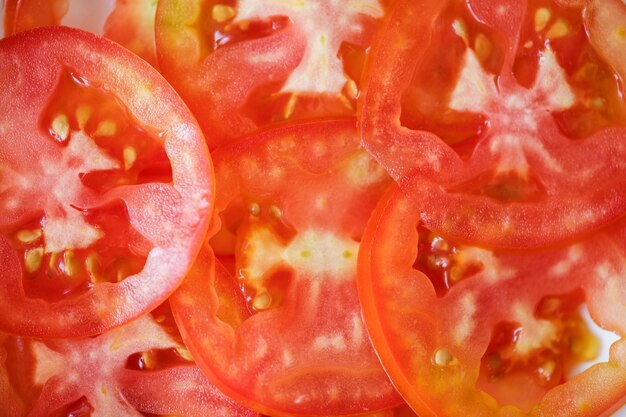 Photo gratuite tranches de tomates fraîchement coupées