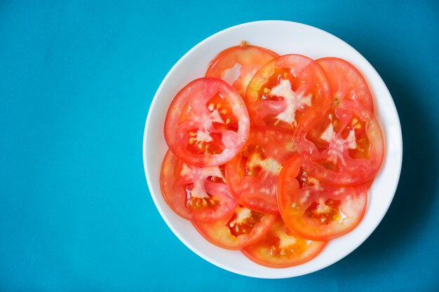 Tranches de tomates fraîchement coupées