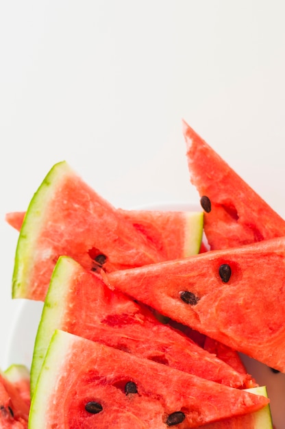 Tranches triangulaires de melon d&#39;eau sur fond blanc