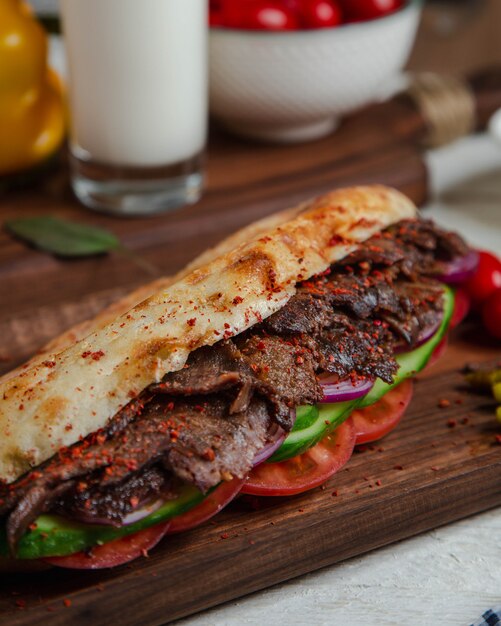 tranches de viande au pain avec concombre et tomate