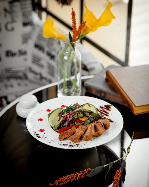 Photo gratuite tranches de viande frites croustillantes servies avec une salade de légumes