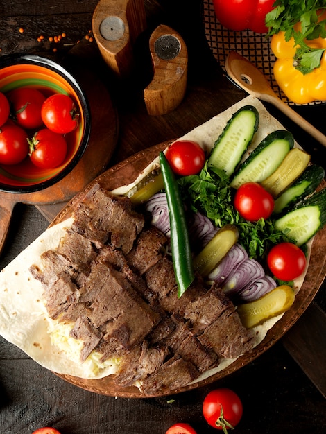 Tranches de viande et légumes avec lavash