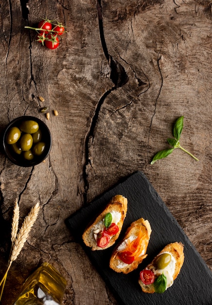 Photo gratuite tranches de vue de dessus avec tomate et crème