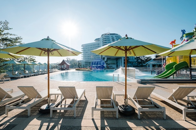 transat et piscine dans l&#39;hotel