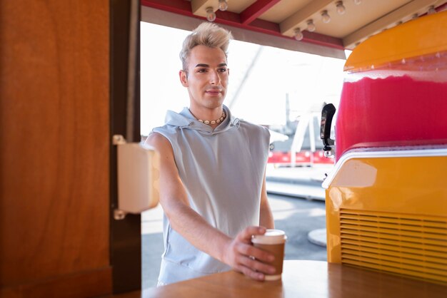 Transgenre de coup moyen tenant une tasse de café