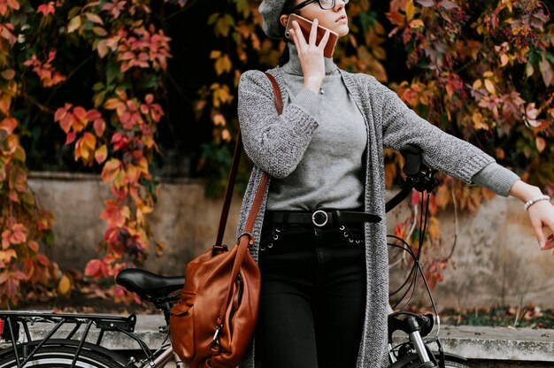 Transport alternatif à vélo et femme à côté