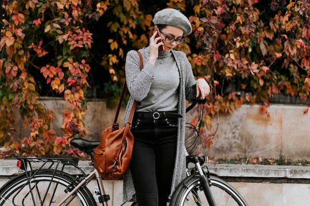 Transport alternatif à vélo et femme parlant au téléphone