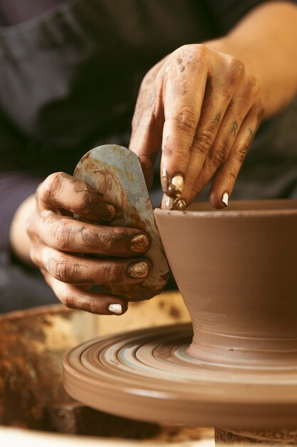 Travail d'artisan professionnel à l'atelier