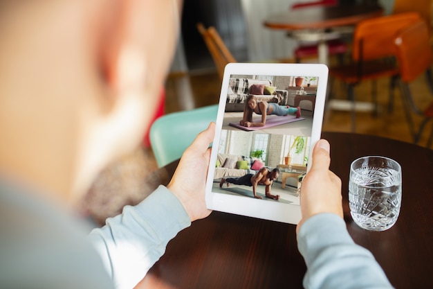 Travail à distance. Lieu de travail dans un bar, un restaurant avec PC, appareils et gadgets.