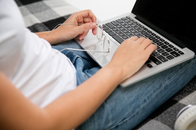 Travail à distance de la maison. Lieu de travail au bureau à domicile avec PC, appareils et gadgets.