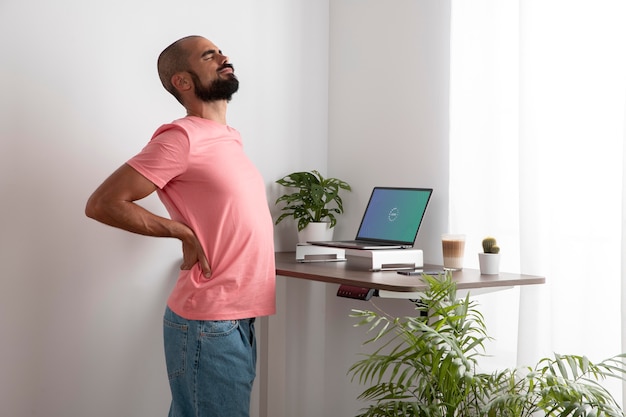 Photo gratuite travail à domicile dans un poste de travail ergonomique