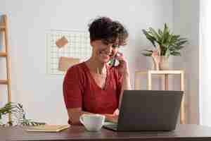 Photo gratuite travail à domicile dans un poste de travail ergonomique