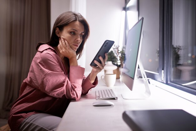 Travail à domicile dans un poste de travail ergonomique