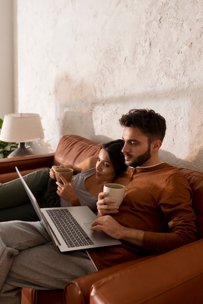 Photo gratuite travail à domicile dans un poste de travail ergonomique