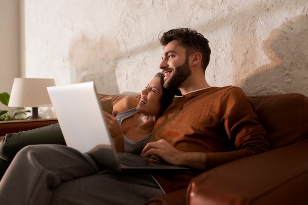 Photo gratuite travail à domicile dans un poste de travail ergonomique