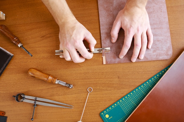 Photo gratuite travail du cuir de précision