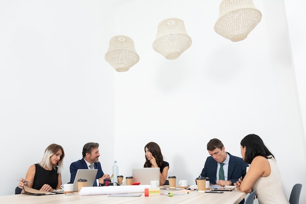 Travail d'équipe au bureau