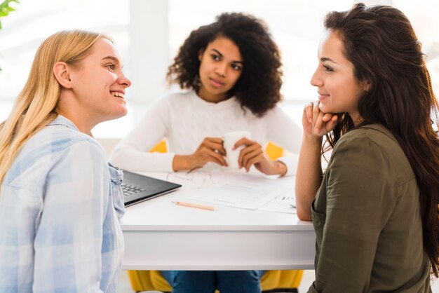 Le travail d'équipe au bureau