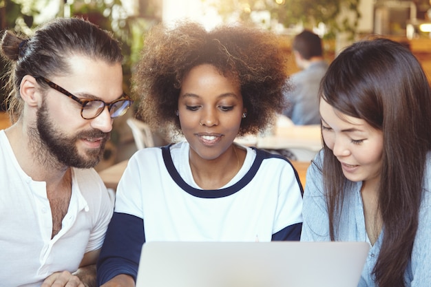 Travail d'équipe et coopération. Des gens créatifs travaillant ensemble sur un projet d'entreprise.