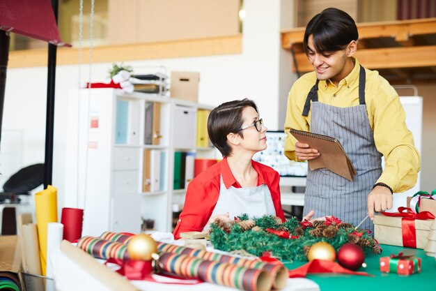 travail d'équipe sur la décoration de Noël