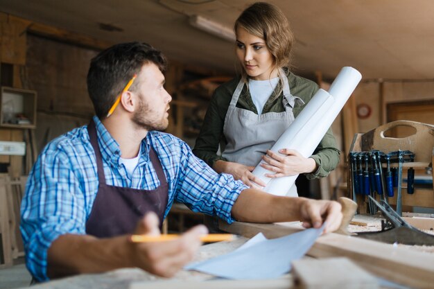 Travail d'équipe du menuisier et de son apprenti