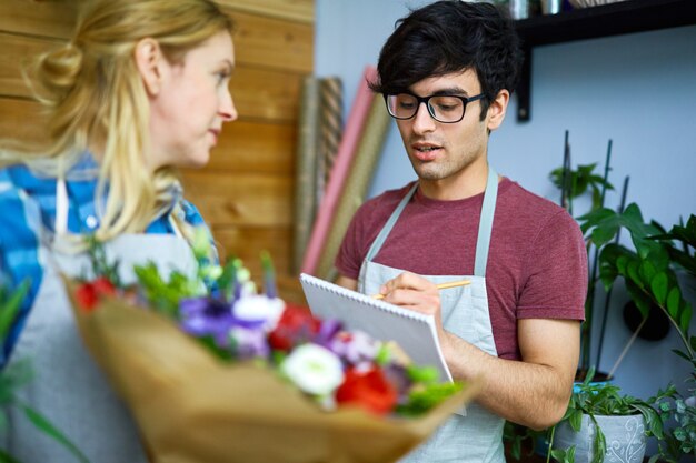 Travail d'équipe de fleuristes