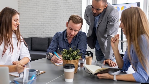 Travail d'équipe de gens d'affaires