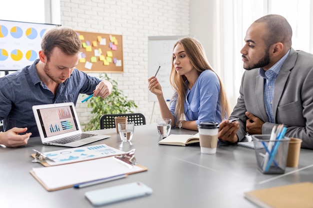 Travail d'équipe de gens d'affaires