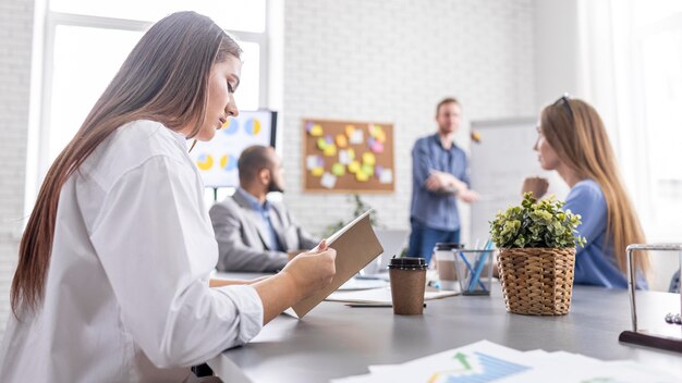 Photo gratuite travail d'équipe de gens d'affaires