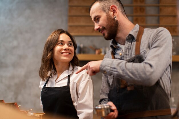 Travail d'équipe de partenaires commerciaux à faible angle