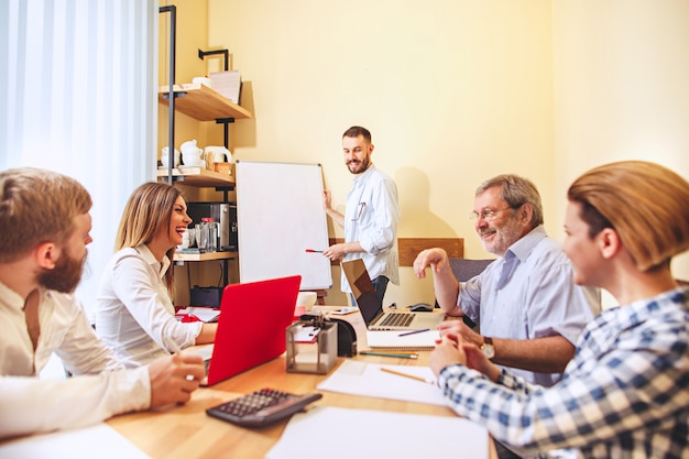 Travail d'équipe. Photo de jeunes entrepreneurs travaillant avec un nouveau projet au bureau