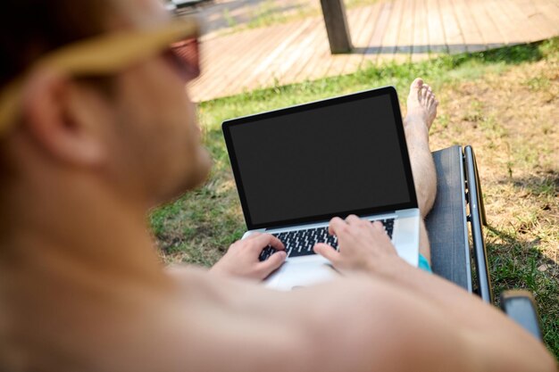 Travail. Photo en gros plan d'un homme avec un ordinateur portable