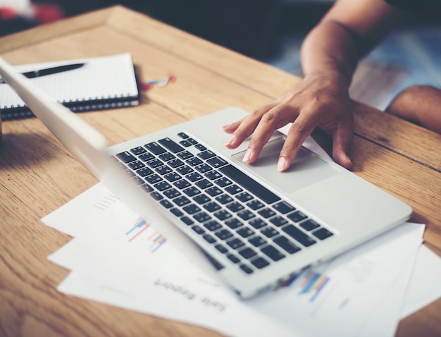 Photo gratuite travailler au bureau