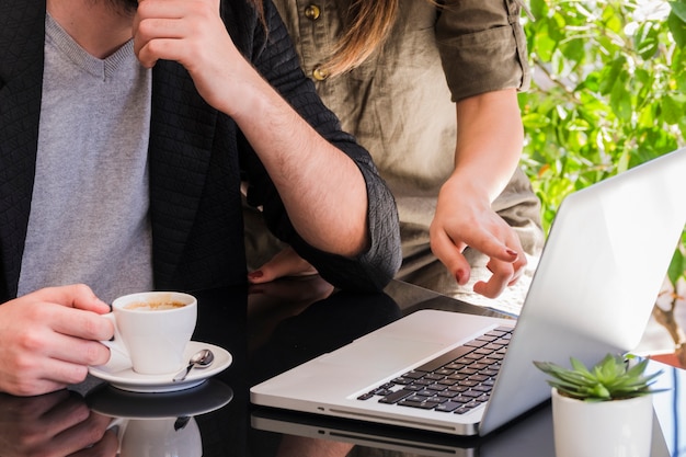 Photo gratuite travailler à la cafétéria