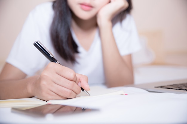 Travailler dur, même le matin au lit, est la clé du succès