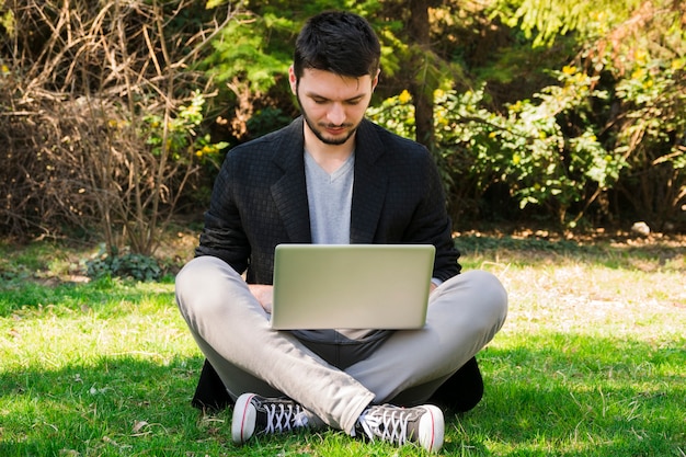 Photo gratuite travailler à l'extérieur