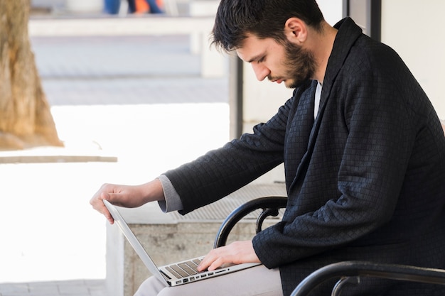 Photo gratuite travailler à l'extérieur