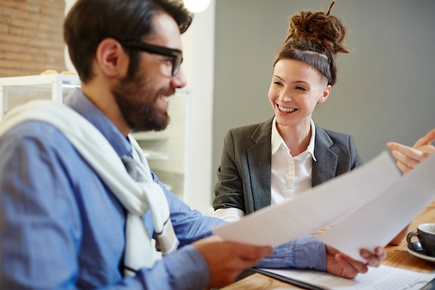 Photo gratuite travailler avec des papiers