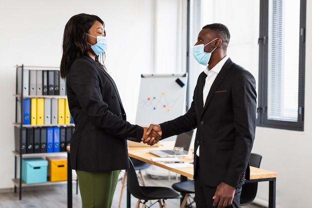 Travailler pendant covid au concept de bureau