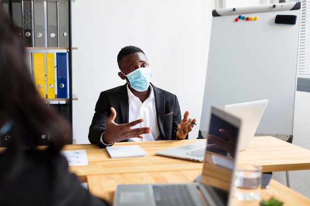 Photo gratuite travailler pendant covid au concept de bureau