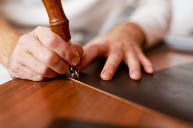 Photo gratuite travailler avec une pièce en cuir