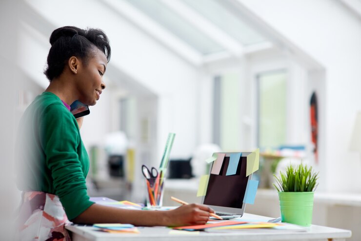 Photo gratuit travailler en studio de design