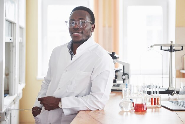 Un travailleur afro-américain travaille dans un laboratoire menant des expériences.