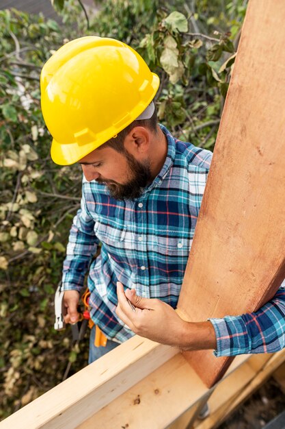 Travailleur avec un casque de construction en bois