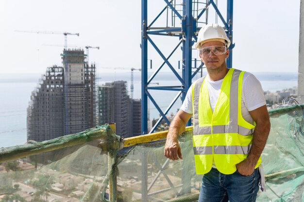 Travailleur de la construction en plein air debout à haute altitude